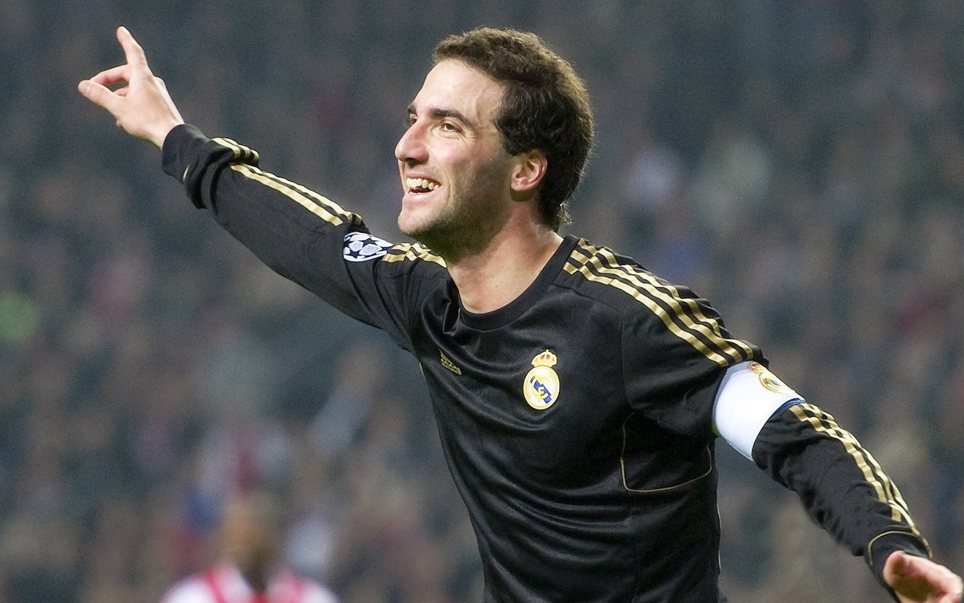 爱游戏全站-2016年第三轮：库里在关键战中三分绝杀，带领勇士差点翻盘成功，库里2016年西决超远三分是哪一场